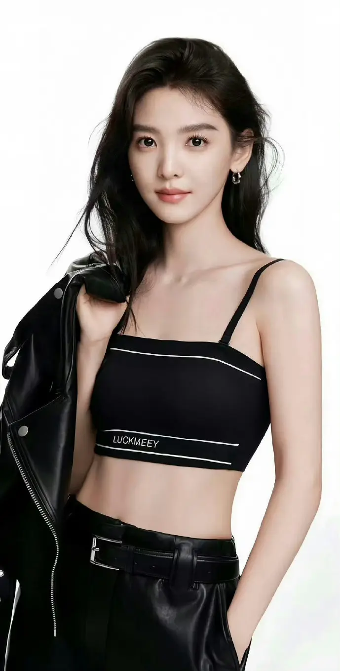 警方查处盗版影视平台现场